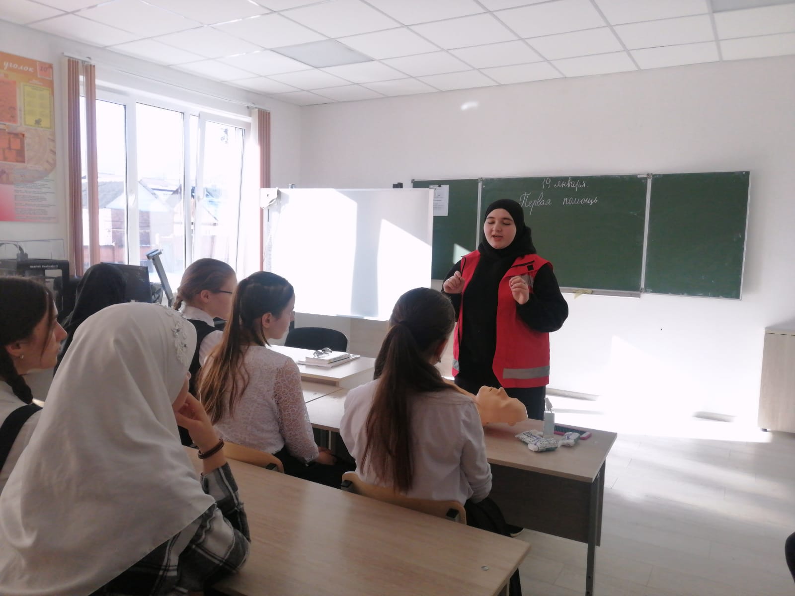Урок оказания первой помощи для школьников.